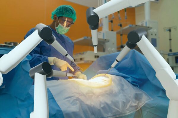 Cirurgia robótica minimamente invasiva em centro cirúrgico