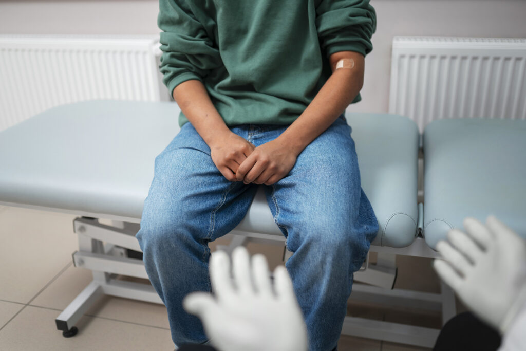 Paciente homem em consulta médica de saúde colorretal