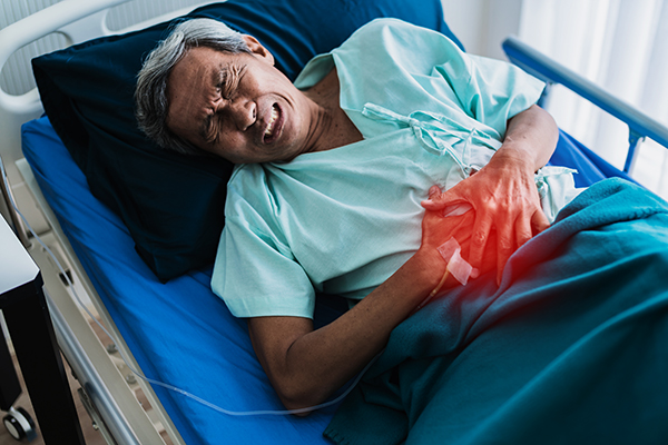 Paciente idoso com dor abdominal em leito hospitalar