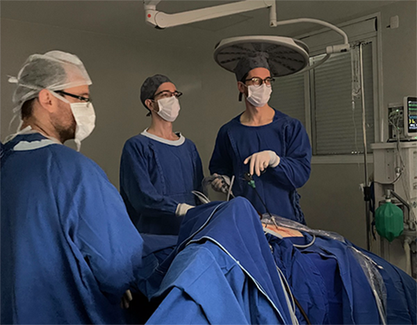 Equipe médica realizando procedimento cirúrgico