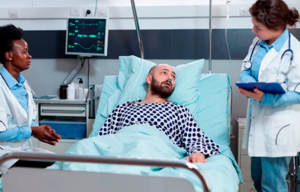 Paciente internado sendo avaliado por equipe médica