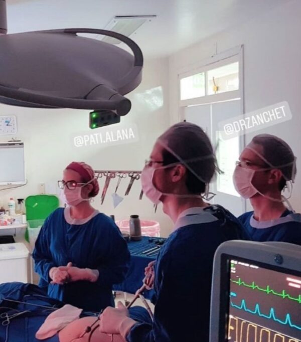Equipe médica em cirurgia no centro cirúrgico