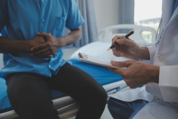 Médico conversando com paciente em ambiente hospitalar